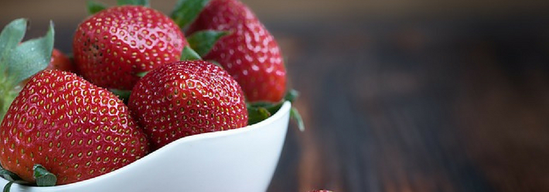 a bowl of strawberries - which are a high salicylate food - sitting on a table