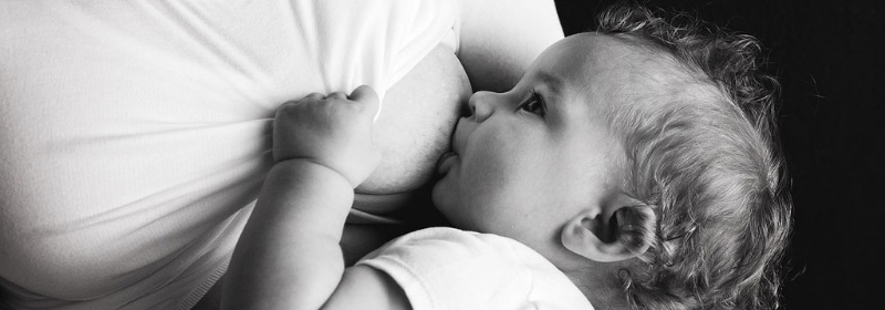 mum breastfeeing baby to prevent allergies in children